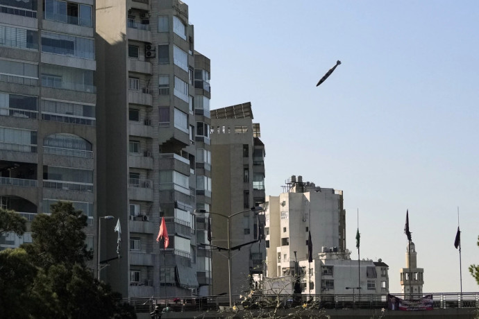 צעד אחר צעד: כך הטיל הפיל את הבניין בדחאייה | תיעוד מיוחד