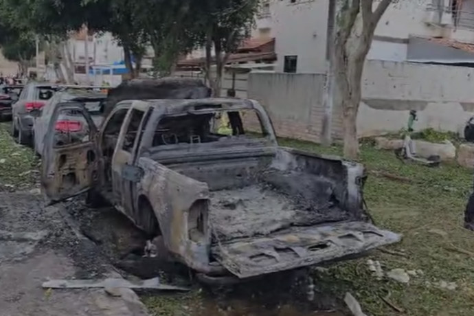 שיירה של רכבים שרופים: הנס הגדול מהפגיעה הישירה בפתח-תקווה