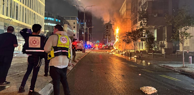 פגיעה ישירה ברמת גן: 5 נפצעו, חשש לקריסת מבנים