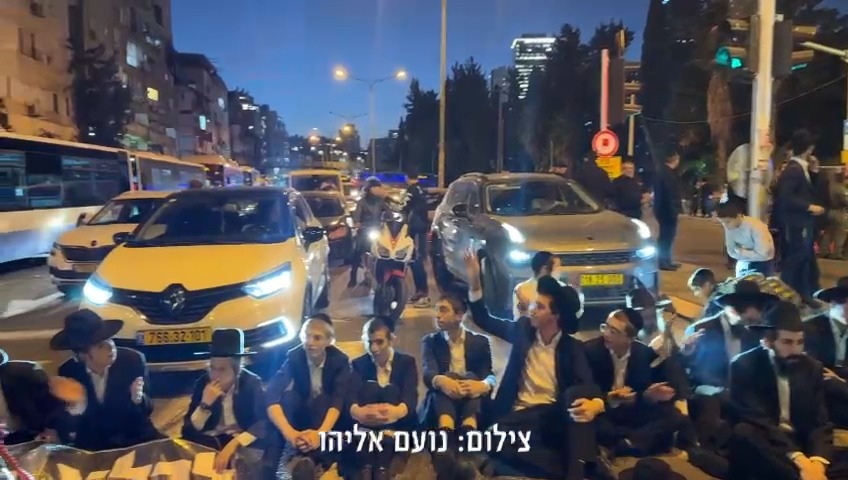 עשרות רצפניק”ים יצאו לחסום צמתים – במחאה על שליחת צווי גיוס לצעירים חרדים 