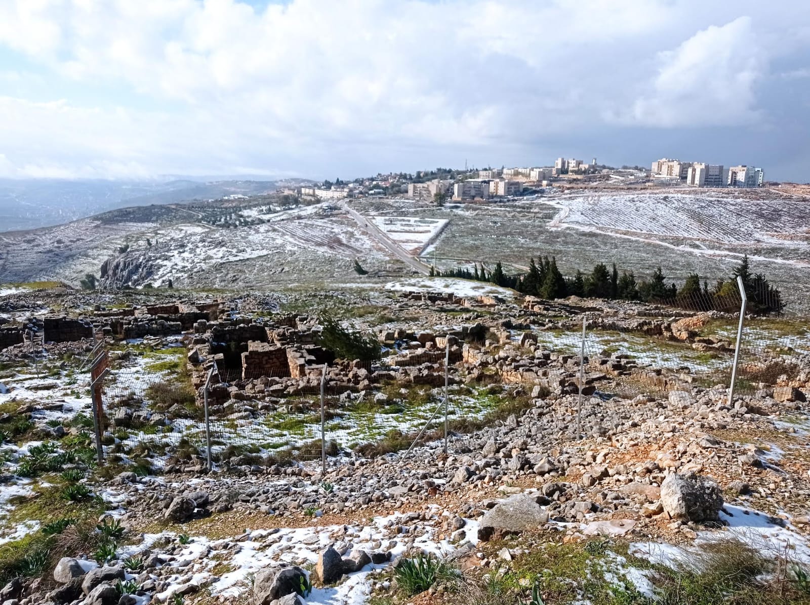 היום יהיה עוד יותר קר: שלג קל ראשון ירד בחרמון     