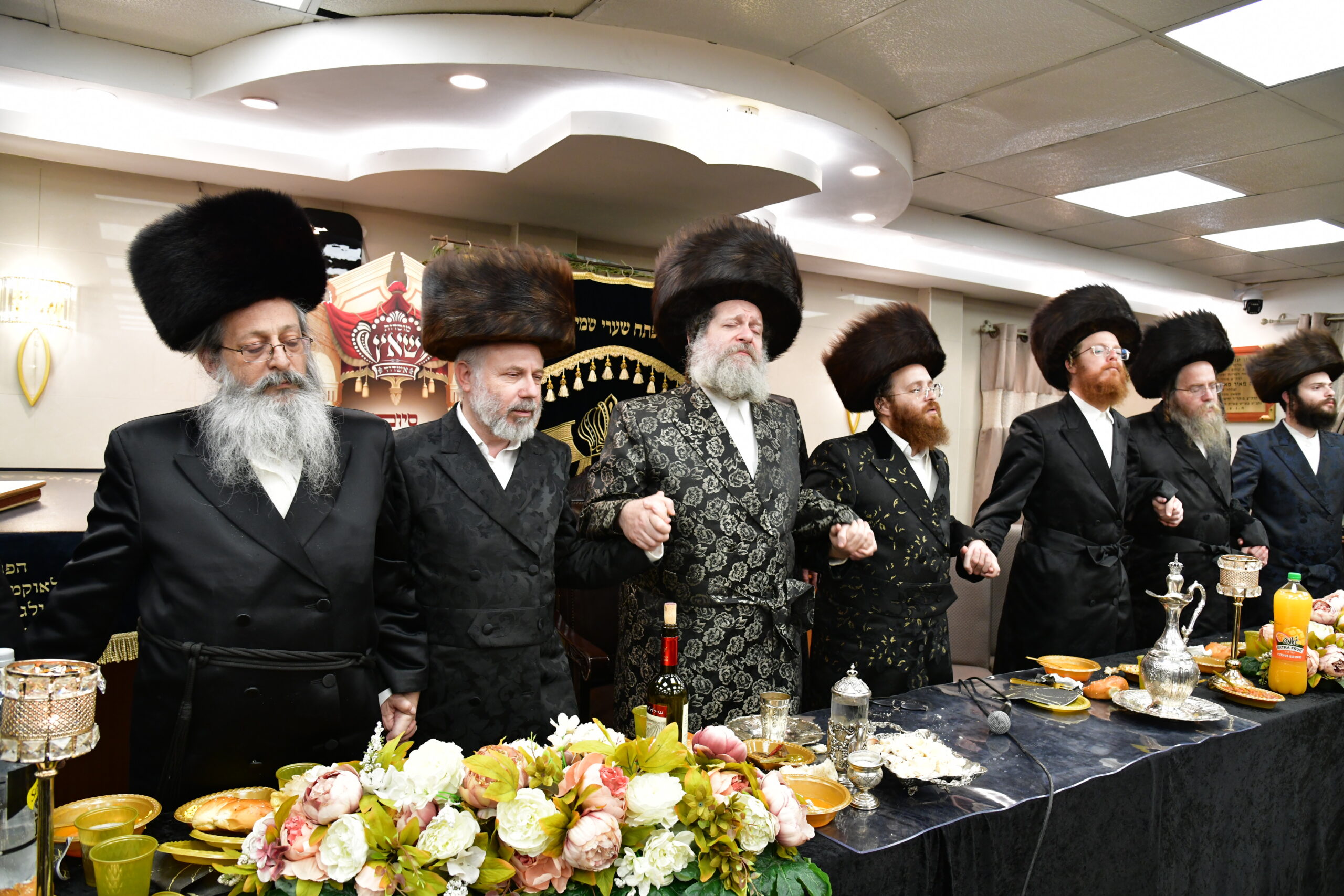 כשהאדמו”ר מאשדוד חילק ‘שום’ לחסידים | תיעוד