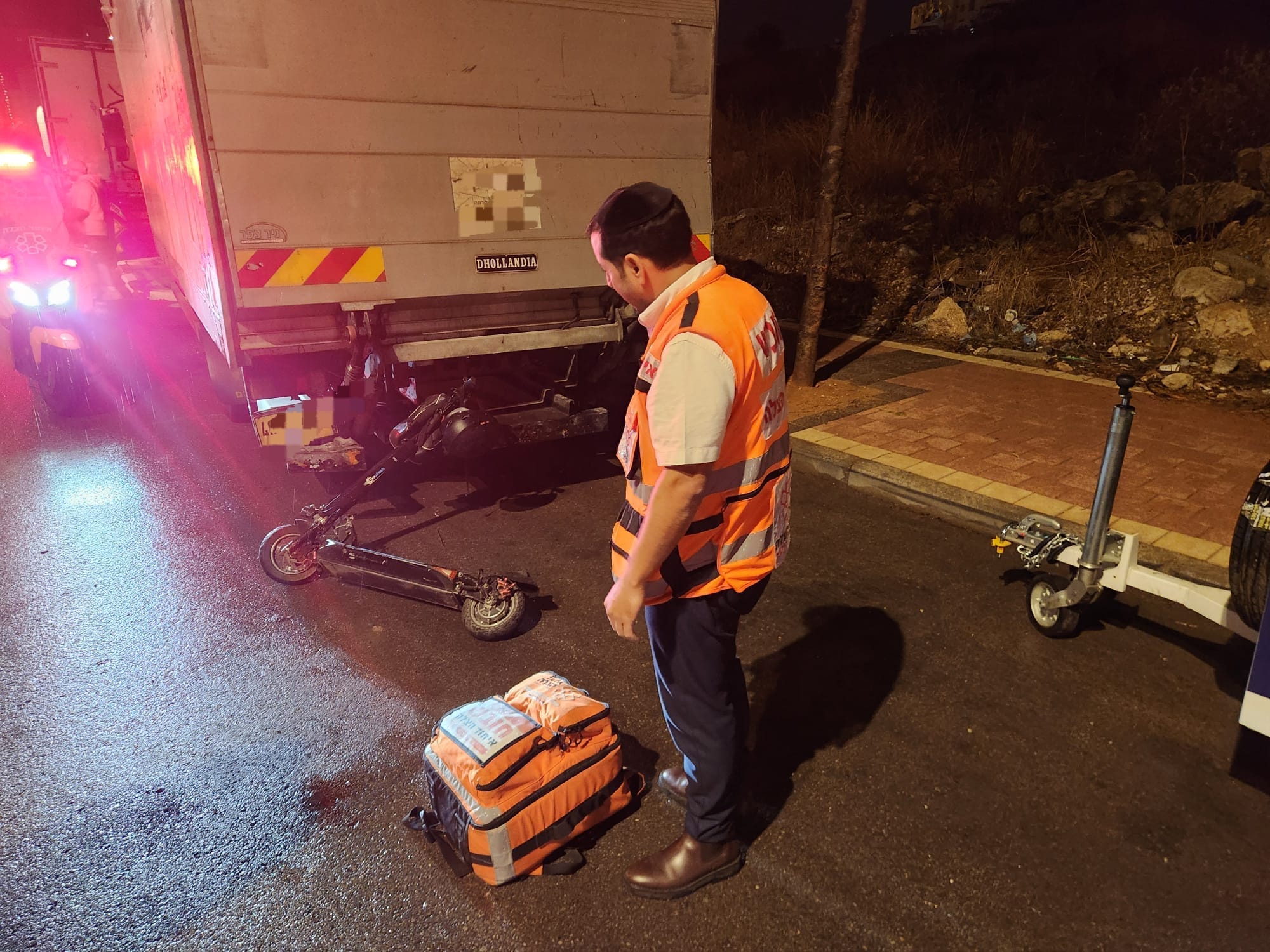 אלעד: רוכב קורקינט חשמלי התנגש במשאית ופונה במצב בינוני