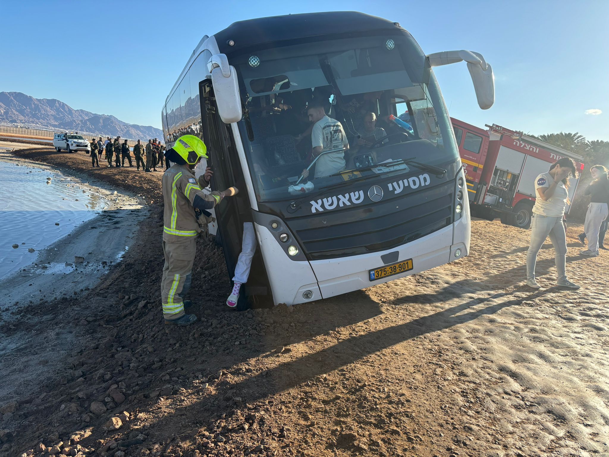 דרמה באילת: כ-50 ילדים חולצו מהאוטובוס שנתקע בבוץ’