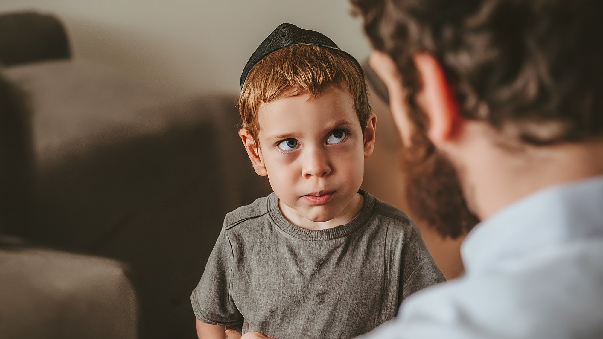 “אמא, זה לא אני, זה הרוח”: איך נלמד ילדים לומר אמת? 