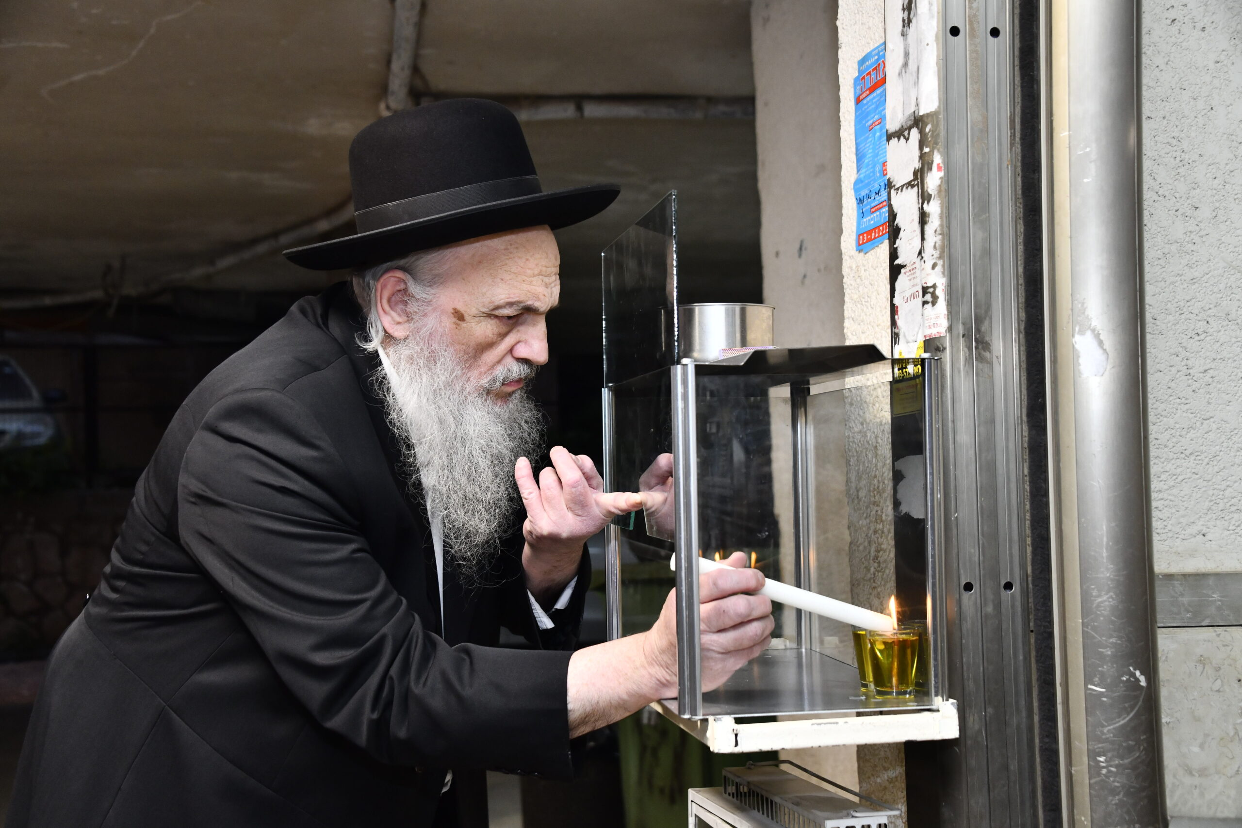 בחצר הבנין ב’רמת אהרן’ | צפו בהדלקה של הגר”ח פיינשטיין 