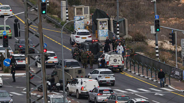 הפיגוע בצומת גיתי אבישר: שוטר עם מדים נחשד למחבל – ונורה