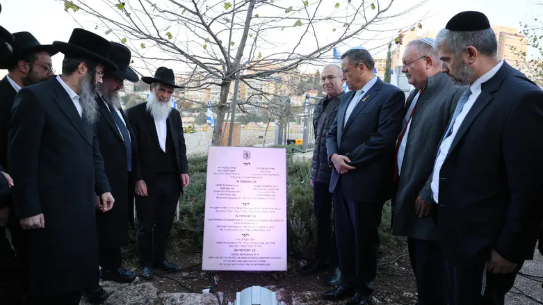 ירושלים: חשיפת לוח ההנצחה לנרצחי הפיגוע בכניסה לעיר