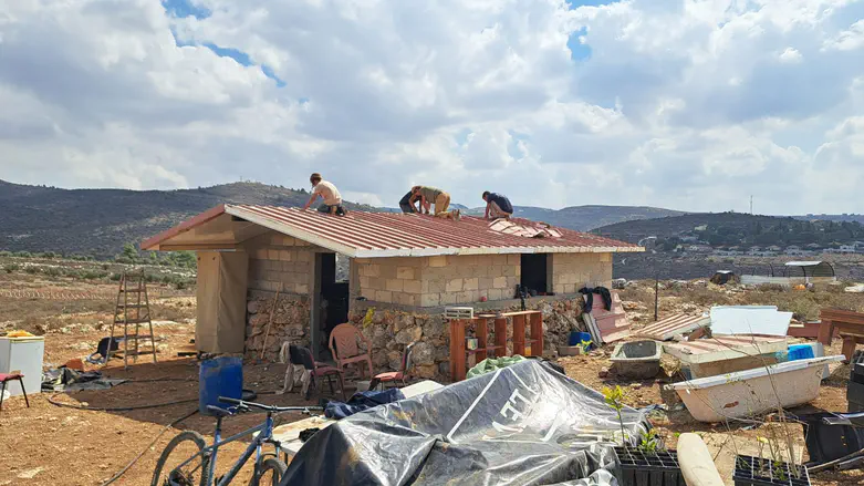 בגבעה שפונתה מסרבים להתייאש: “הבתים החדשים כבר באמצע בנייה, הטרור לא ינצח”