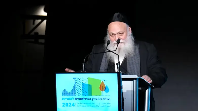 תיעוד: מפגין השליך שק לעבר השר יצחק גולדקנופף