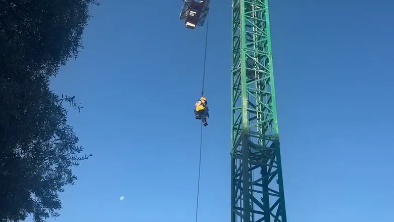 תיעוד: כך חולצה אישה מנפילה ממנוף גבוה בפתח תקווה