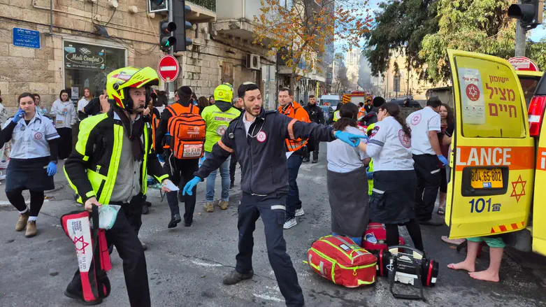 3 נפגעים במצב קשה ועשרות נפגעו בינוני וקל בשריפה שפרצה בפנימייה בירושלים