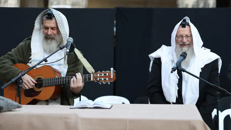 שידור חי מצפת: תפילת הלל עם הרב שמואל אליהו