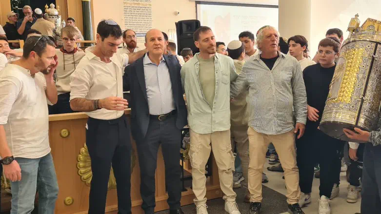 ספר תורה הוכנס לזכר רס”ן חן בוכריס הי”ד