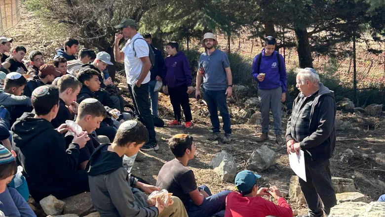 נר חרס עתיק לצד נצח ירושלים ועוד