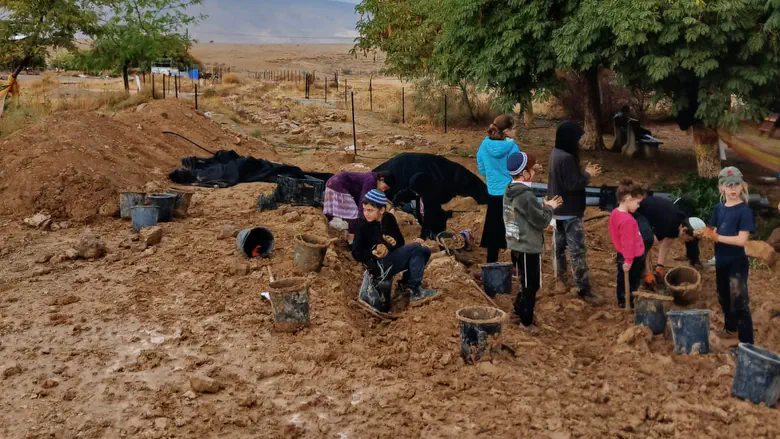 גם בגשם: חופרים את האמה החשמונאית במבואות יריחו