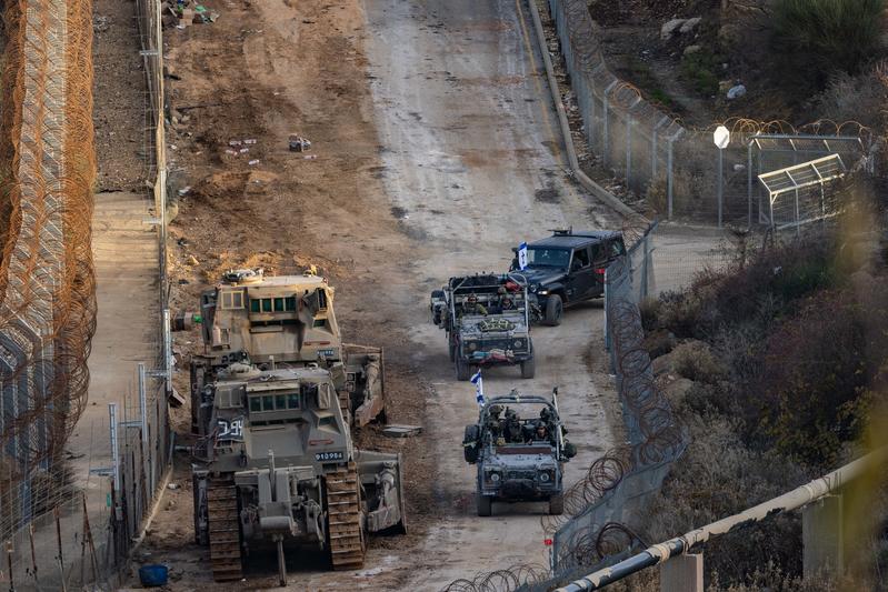 בכוחות הביטחון מעריכים: “ההפיכה בסוריה פגעה באיראן, חיזבאללה חושש מהמורדים”