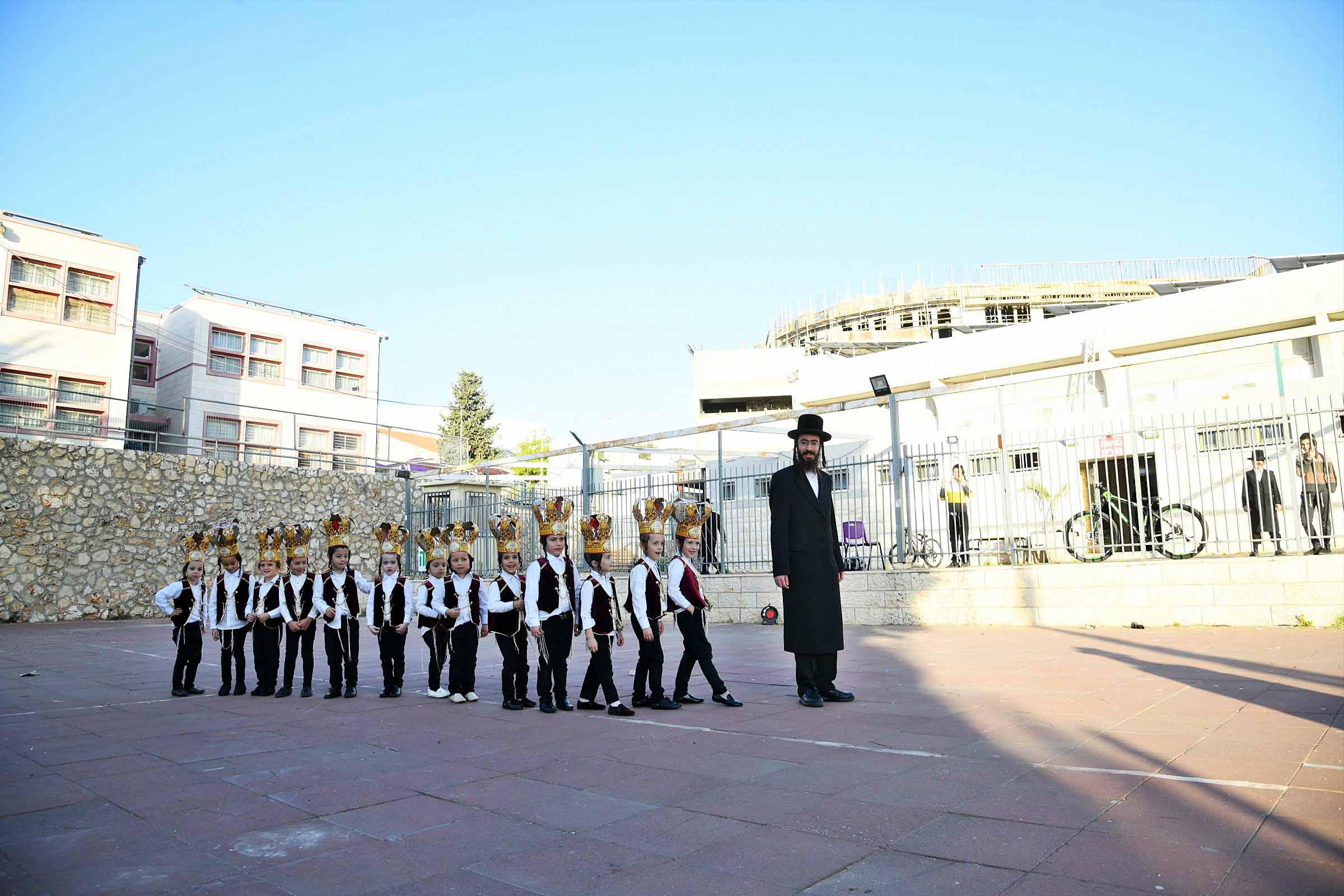 הילדים החסידים ב'שומרון' חגגו מסיבת חומש 