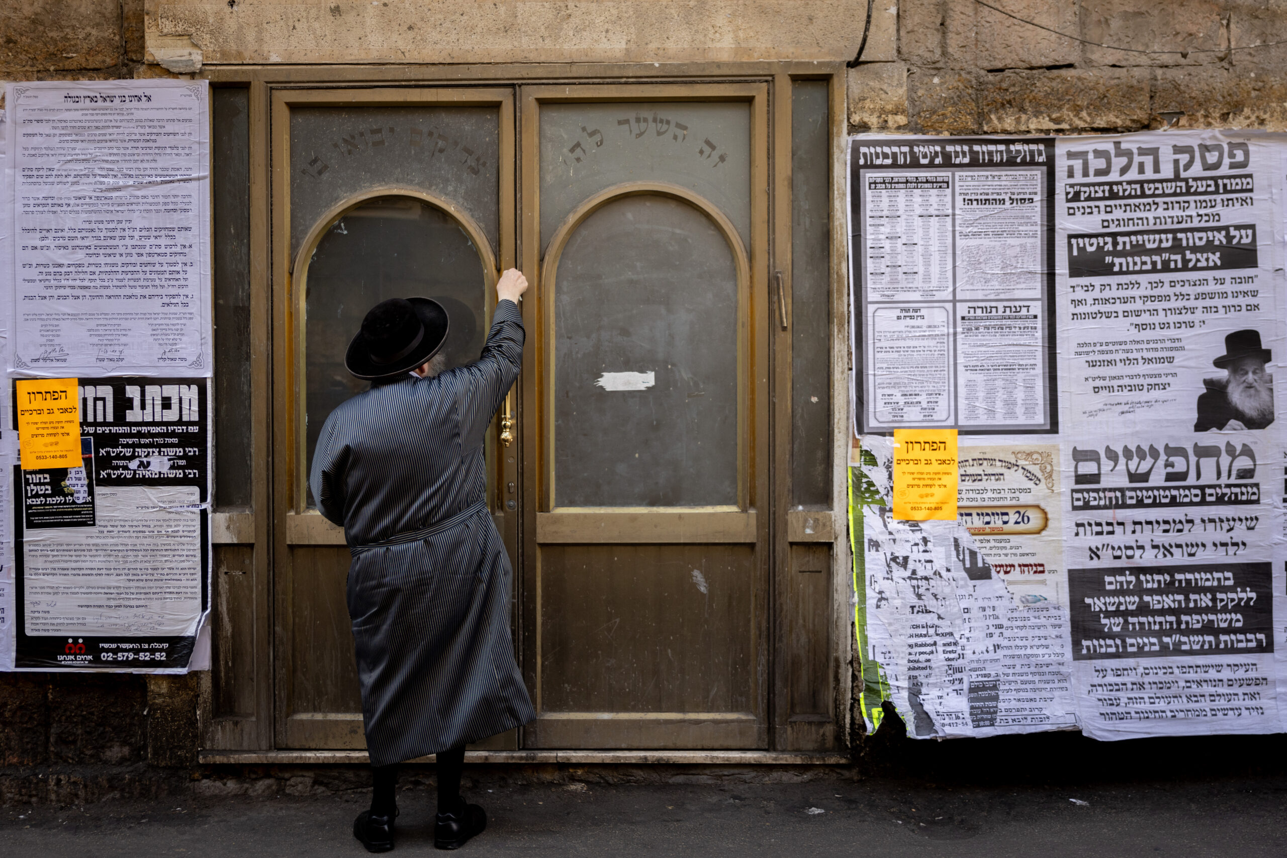 עדות מזעזעת | כך הפרחחים של מאה שערים חטפו את כיפתו של החייל החב”דניק