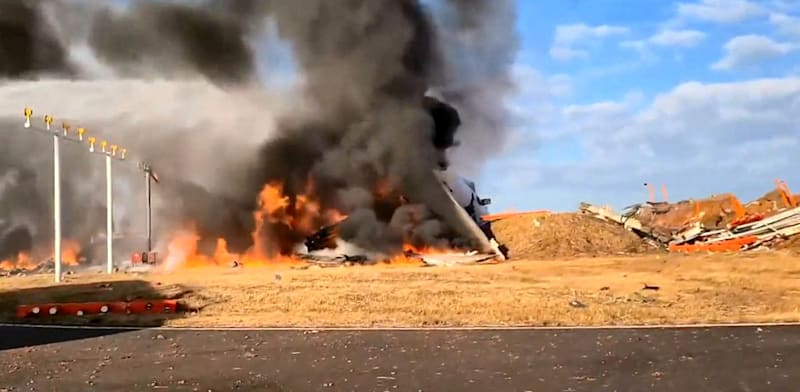 קוריאה הדרומית: מטוס נוסעים התפוצץ בעת נחיתה – 85 בני אדם נהרגו