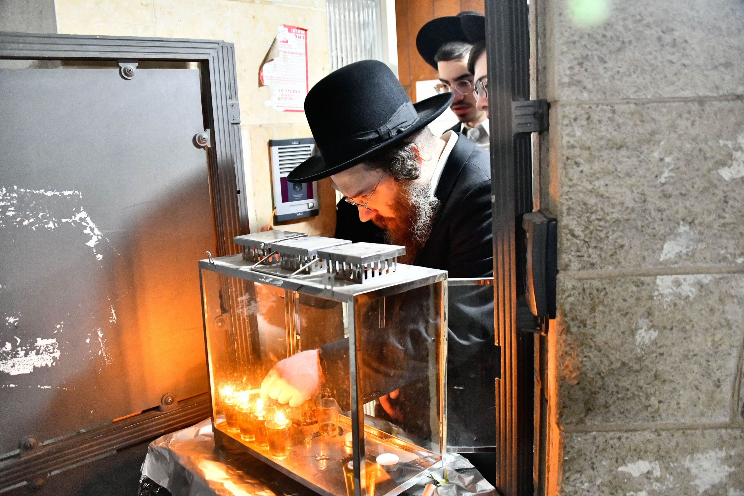 הטלפונים לא פסקו מלצלצל |הדלקת נרות חנוכה אצל הפוסק רבי עמרם 