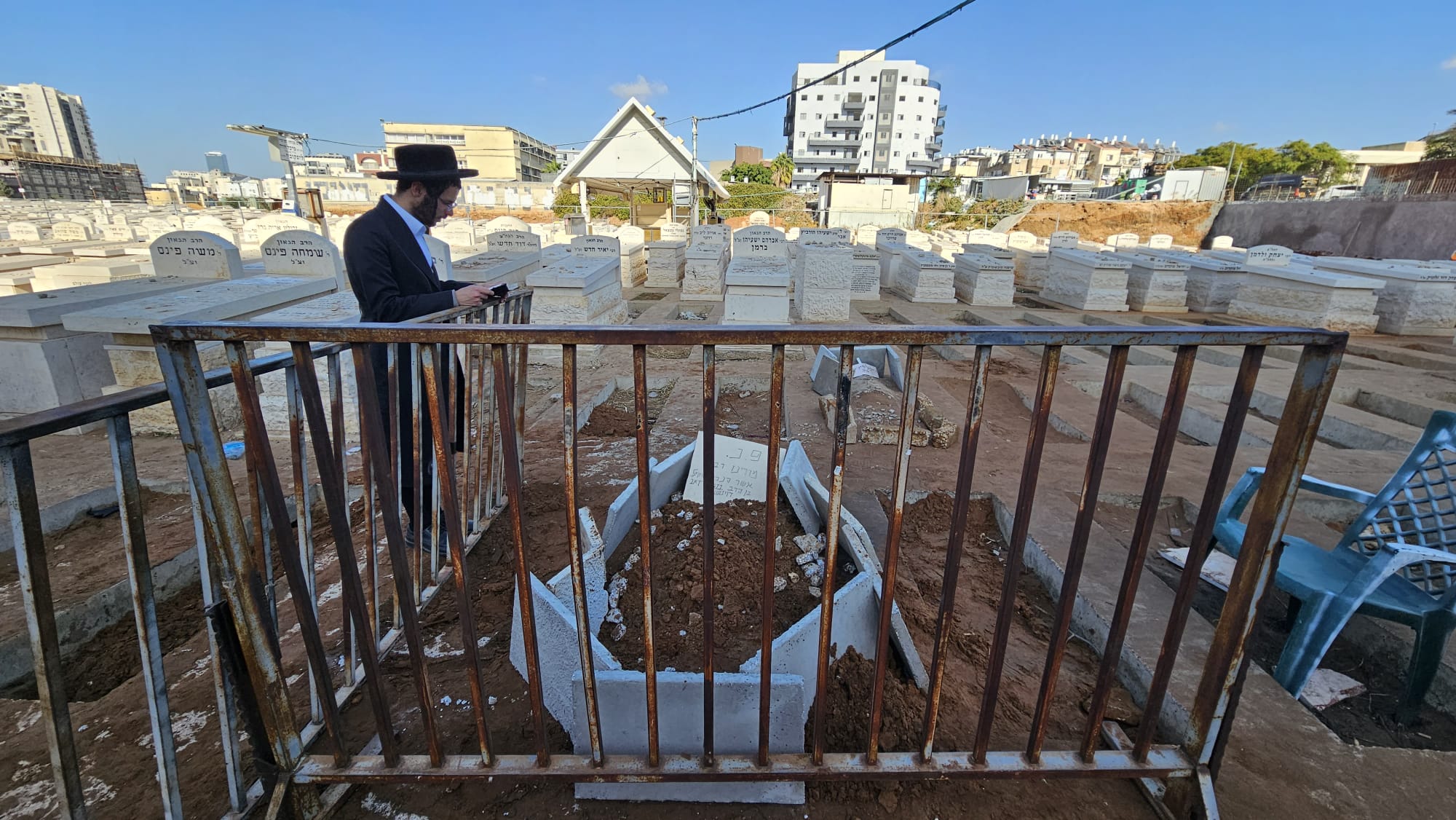 6 שורות מהגרא”מ שך, 10 קברים ליד הרב מפוניבז’ | תיעוד: פה נטמן הגר”א דויטש זצ”ל