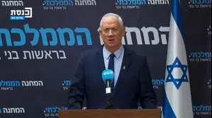 גנץ מאשים: “נתניהו רץ לתקשורת הזרה ומחבל שוב במו”מ לעסקת חטופים”