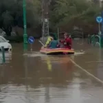 החורף הגיע: כבישים הוצפו בחדרה, נהגת חולצה על קיאק