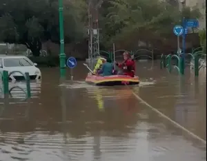 החורף הגיע: כבישים הוצפו בחדרה, נהגת חולצה על קיאק