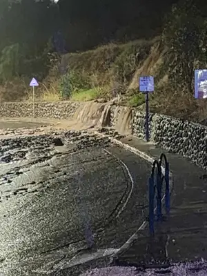 בשל הגשמים: כביש בטבריה הוצף ונהרס לחלוטין