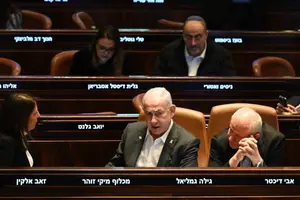 נתניהו נגרר מביה”ח, אבל החולה האמיתית היא הקואליציה שסובלת מבן-גביריטיס