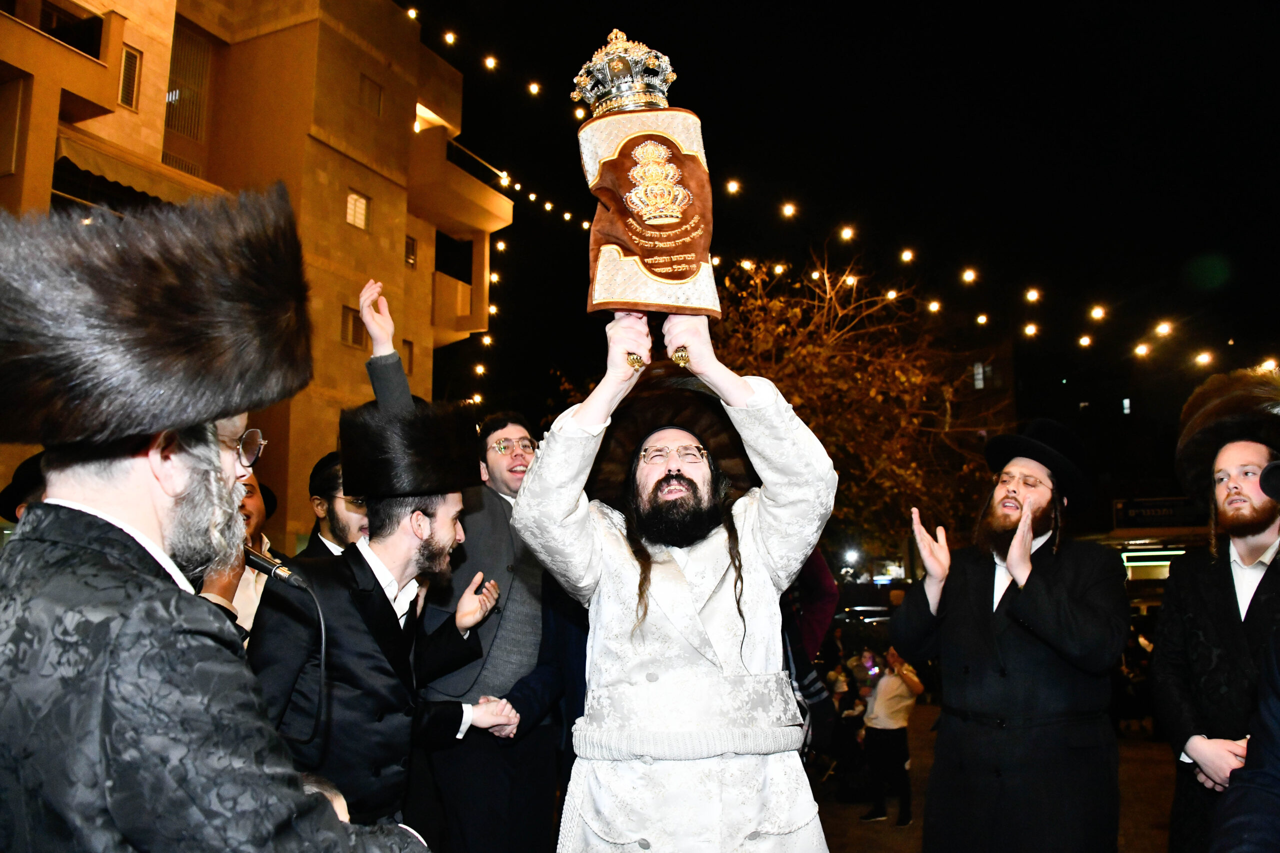 זאת התורה: הנגיד תרם ספר תורה זעיר לזכות האדמו”ר 