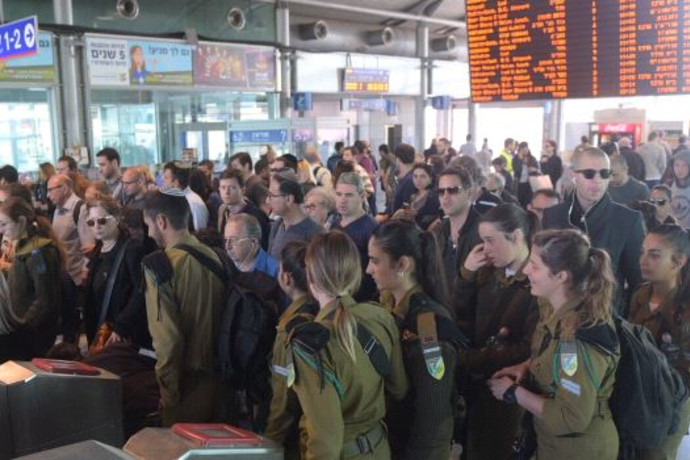 רכבת נתקעה בתחנת ת”א השלום בשל תקלה: עיכובים ושיבושים בתנועת הרכבות באזור