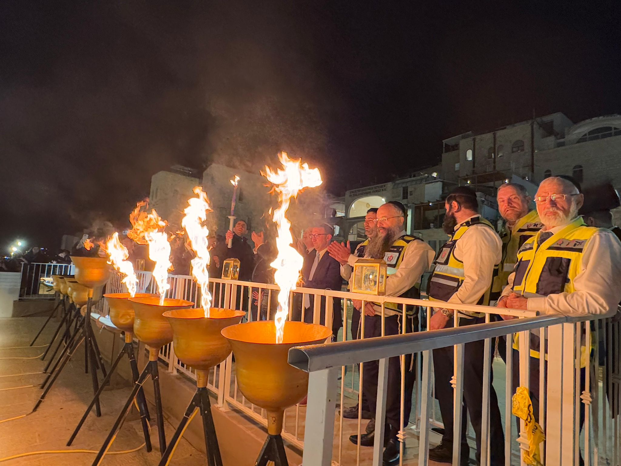 מתנדבי זק”א ת”א התכבדו בהדלקת נרות החנוכה בכותל המערבי