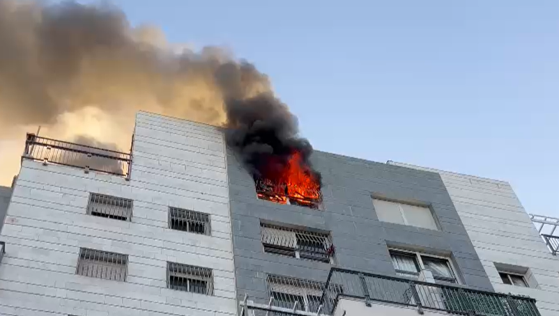 “נזק רב לדירה” | שריפה פרצה בבניין מגורים בשכונה החרדית בלוד