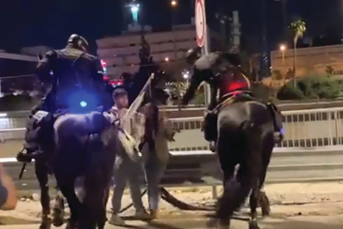 דרישה מהמשטרה: “הפסיקו להשתמש בפרשים לפיזור מחאות”