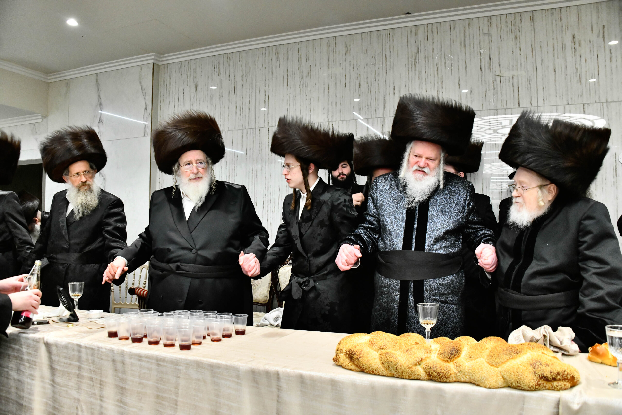 הרימותי בחור מעם | האדמו”ר מספינקא ערך שבע ברכות מיוחדת לבחורי החסידות