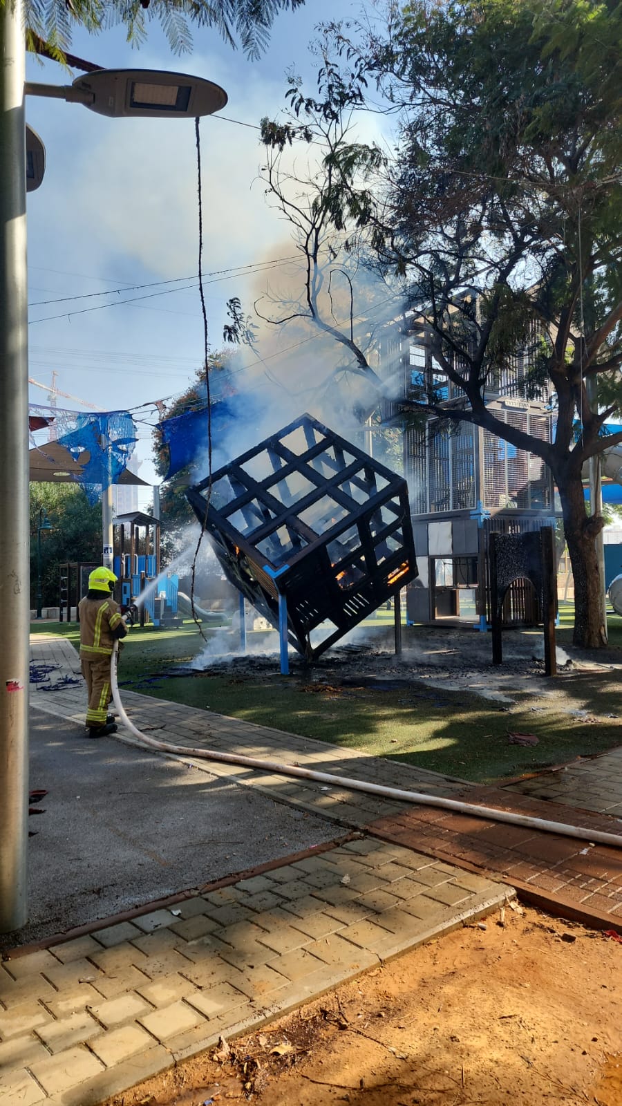 בני 12 נחקרו: חשד בשריפת מתקן בגן שעשועים בבני ברק