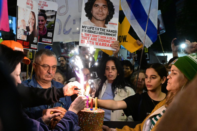 “הממשלה שלנו בגדה בנו”: משפחת צנגאוקר בהפגנה לציון יום הולדתו של מתן