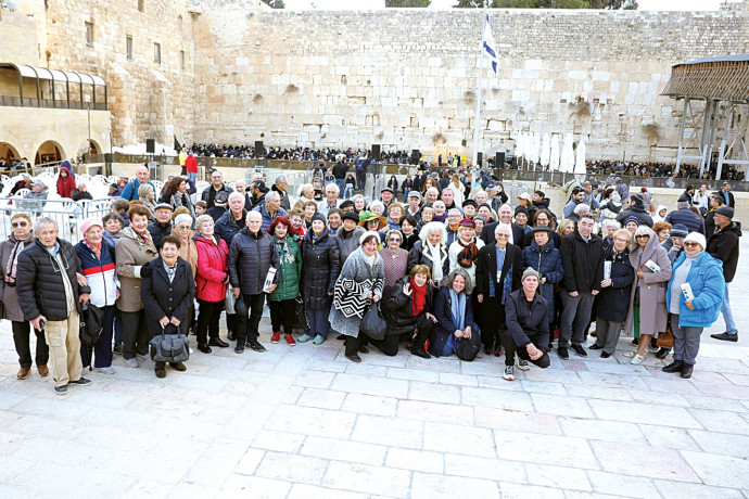 “חייבים להילחם באנטישמיות”: כ-100 שורדי שואה הדליקו נר בכותל המערבי