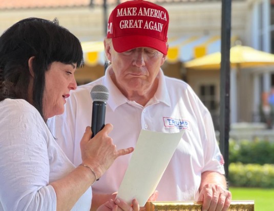 החטופה הראשונה ששוחררה מהשבי נפגשה עם טראמפ: “עשה כל מה שאפשר”