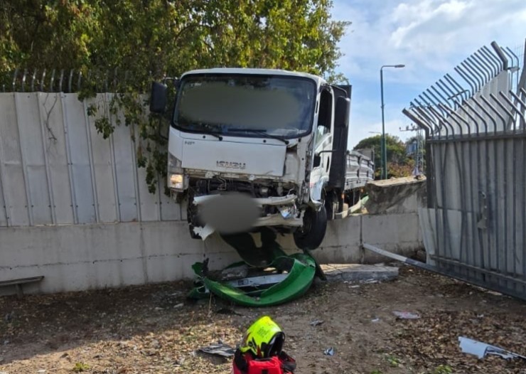 משאית התנגשה בגדר בית ספר ברמלה; הנהג פונה במצב קשה