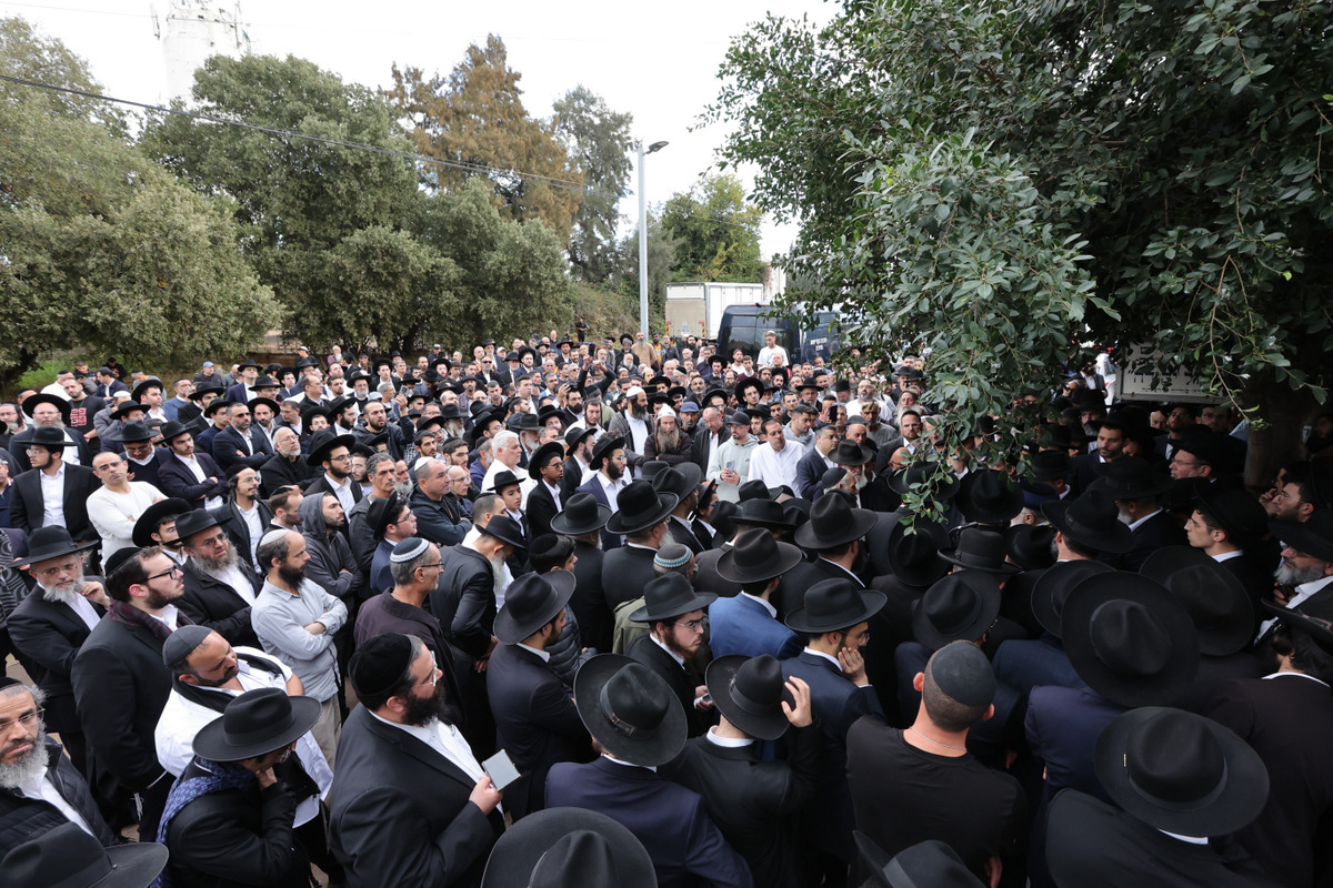 רחובות ‘פרדס חנה’ דמעו | המונים ליוו למנוחות את הגאון רבי דוד צדקה זצ”ל