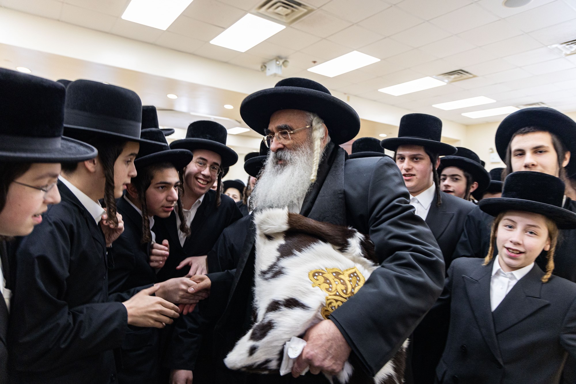 כך קידמו בחורי בורו פארק את האדמו”ר האורח מירושלים