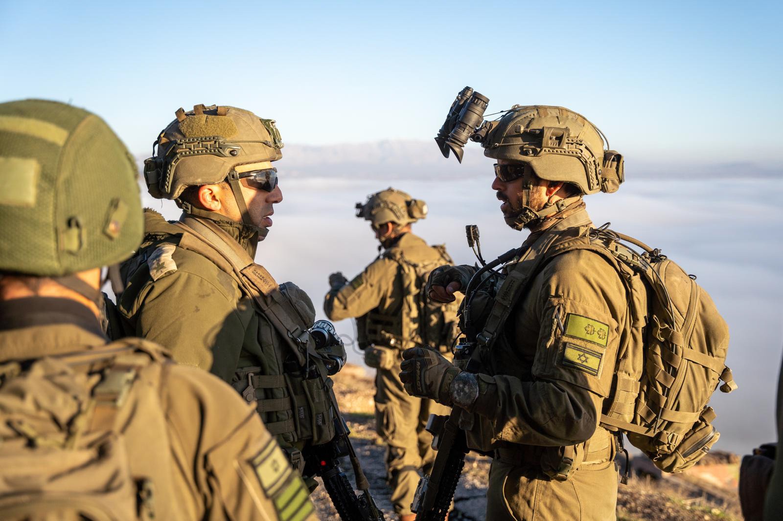 כוחות צה”ל פרוסים בהגנה בשטח סוריה לאורך הגבול ומאתרים אמצעי לחימה