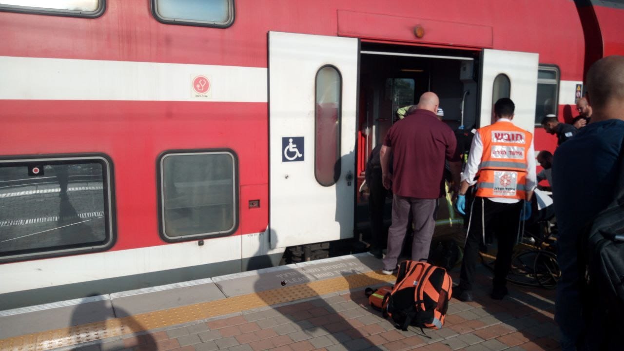 טרגדיה בתחנת רכבת ברמלה: צעיר נכנס לשטח המסילה ונהרג