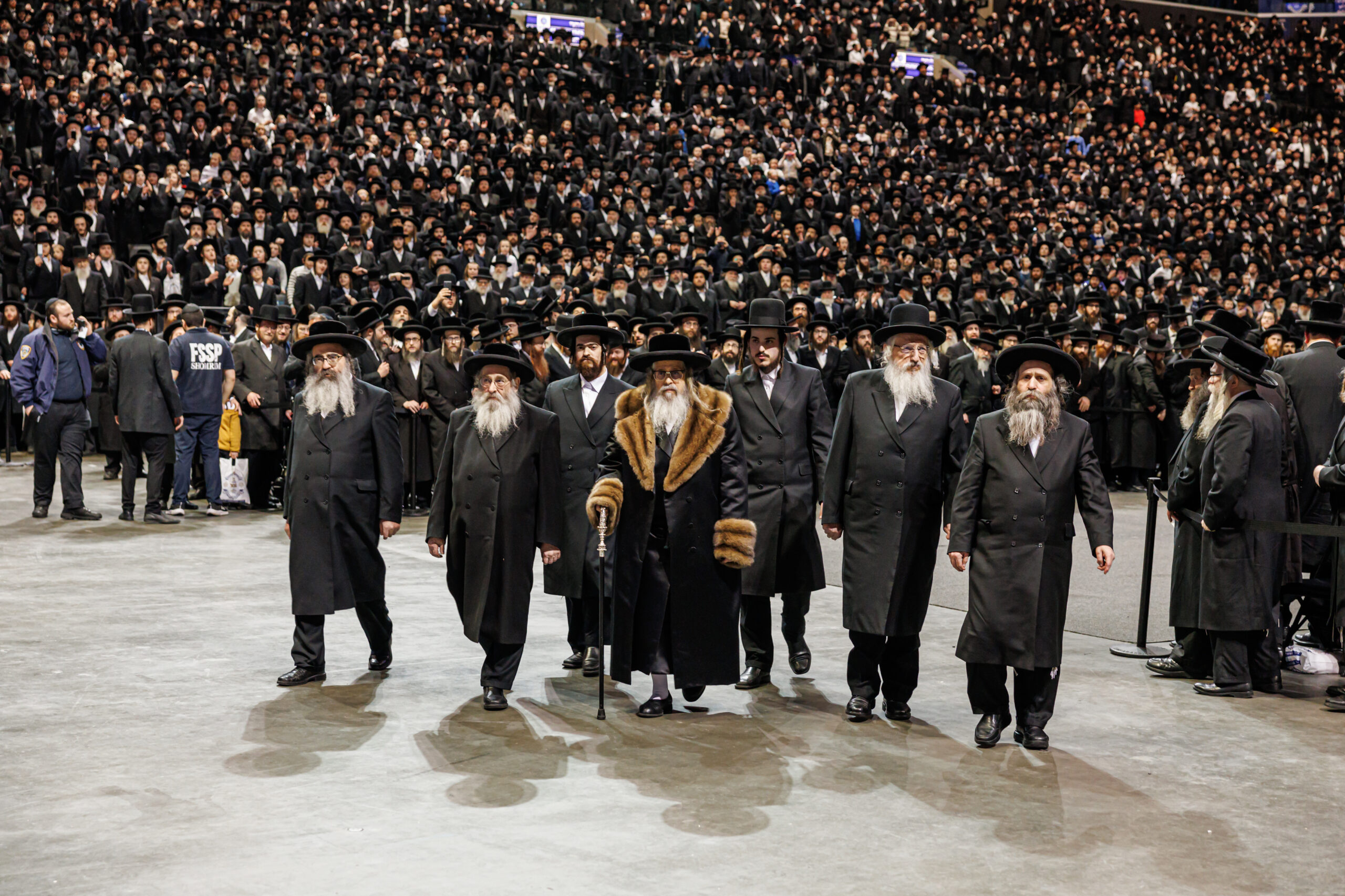 האדמו”ר מסאטמר תקף את המפלגות החרדיות – וחילק מיליוני דולרים לגבאי הצדקה