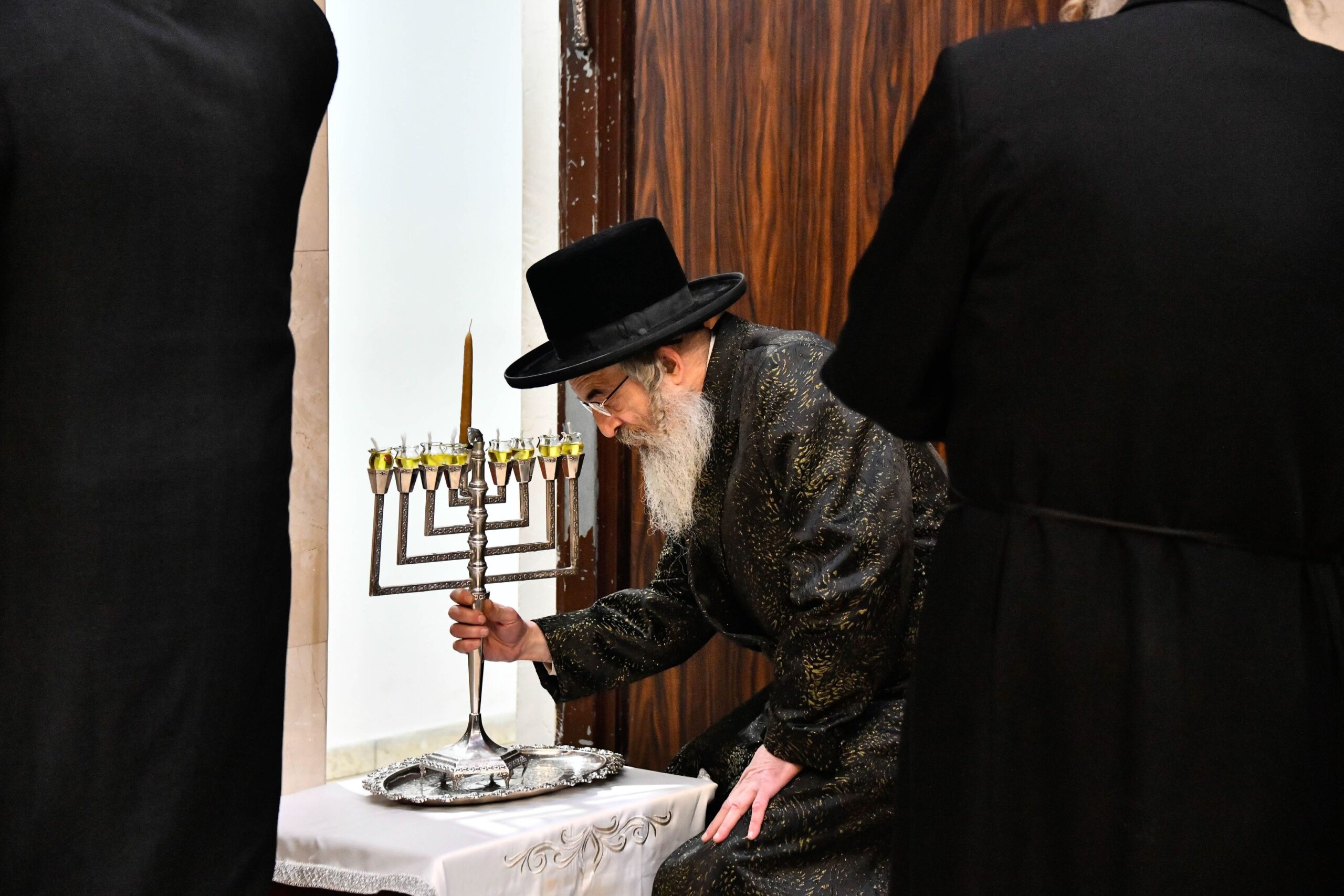 לבוש בקאפטן פרחוני זהב | ‘זאת חנוכה’ בחצר הקודש לעלוב 