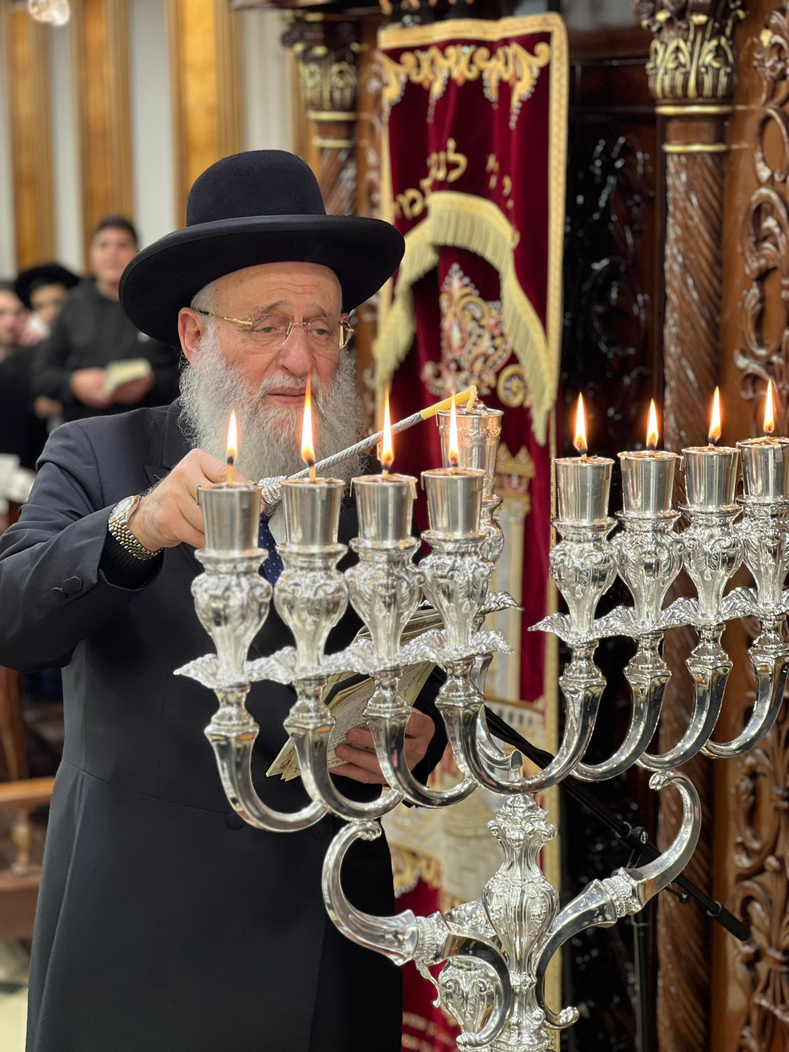 בבזיכי כסף מהודרים | ‘זאת חנוכה’ אצל הגר”א אלבז