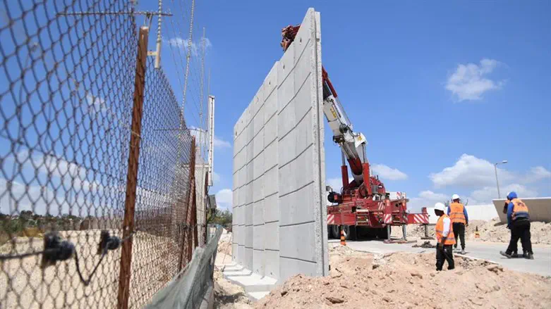 חוזרים להתגונן? החומות שצה”ל בונה בעוטף עזה